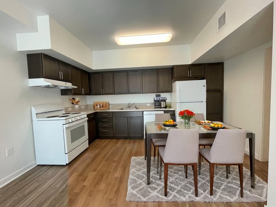  Kitchen & Dining Area 