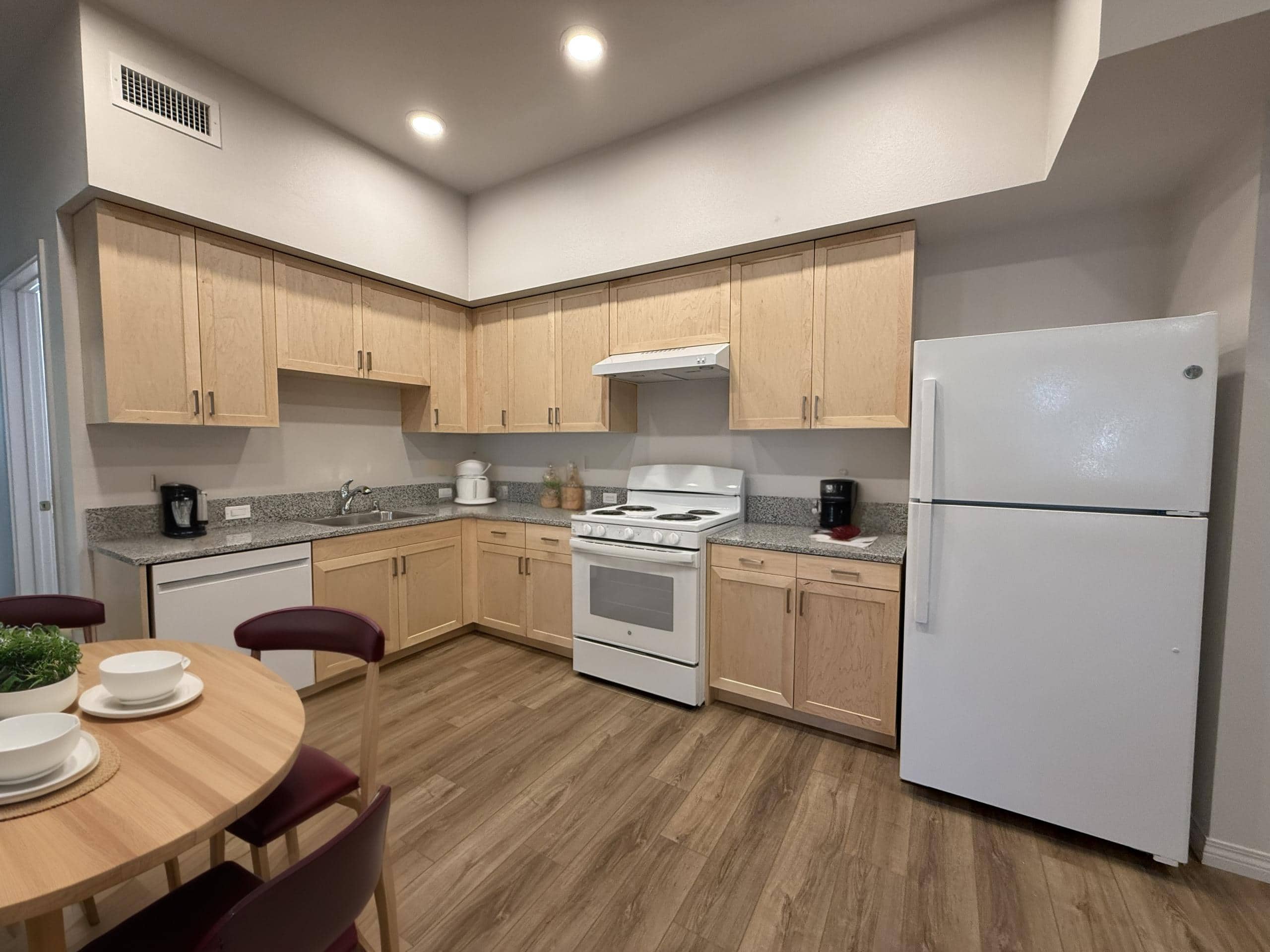  Kitchen & Dining Area 