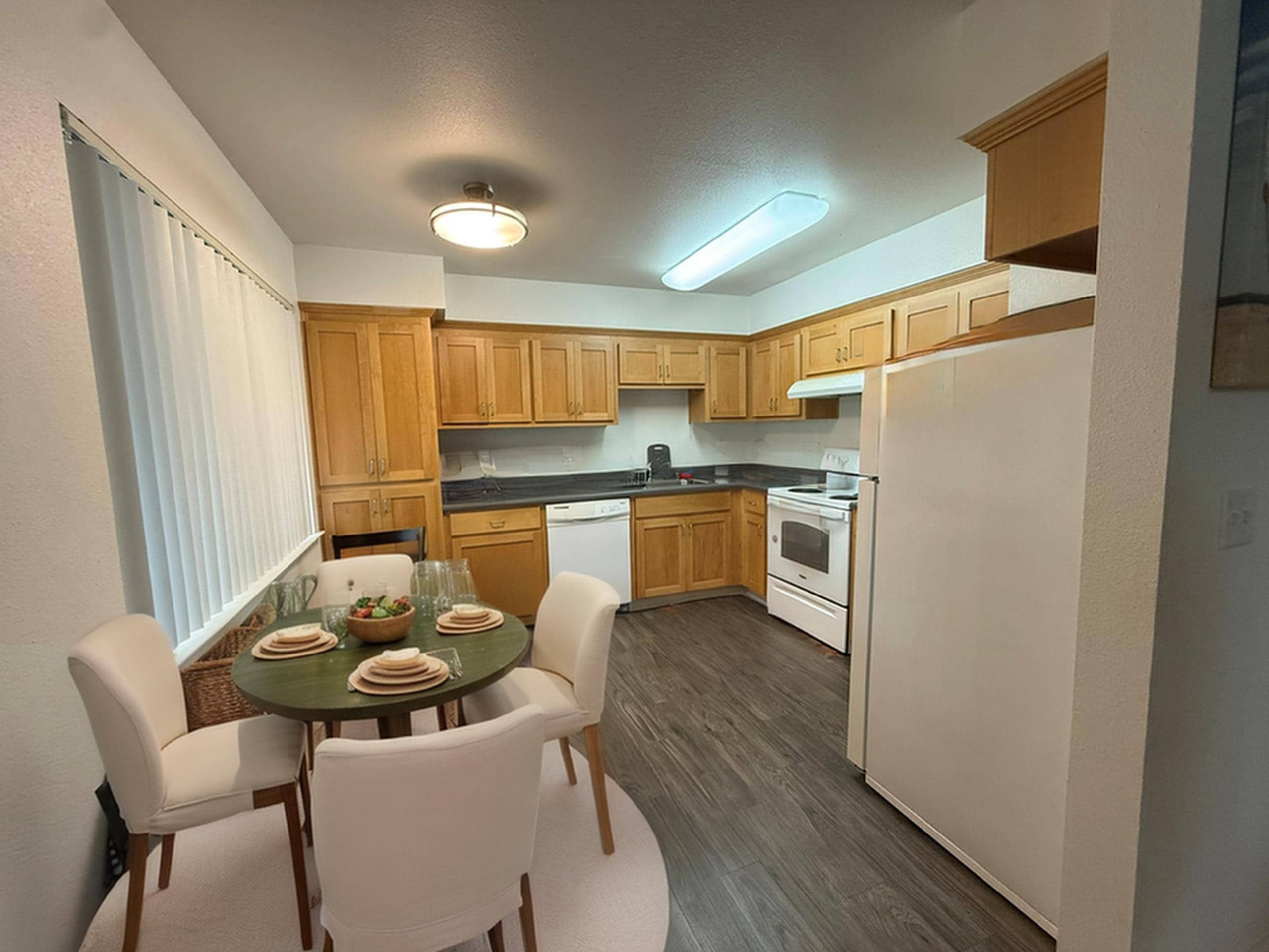  Kitchen & Dining Area 