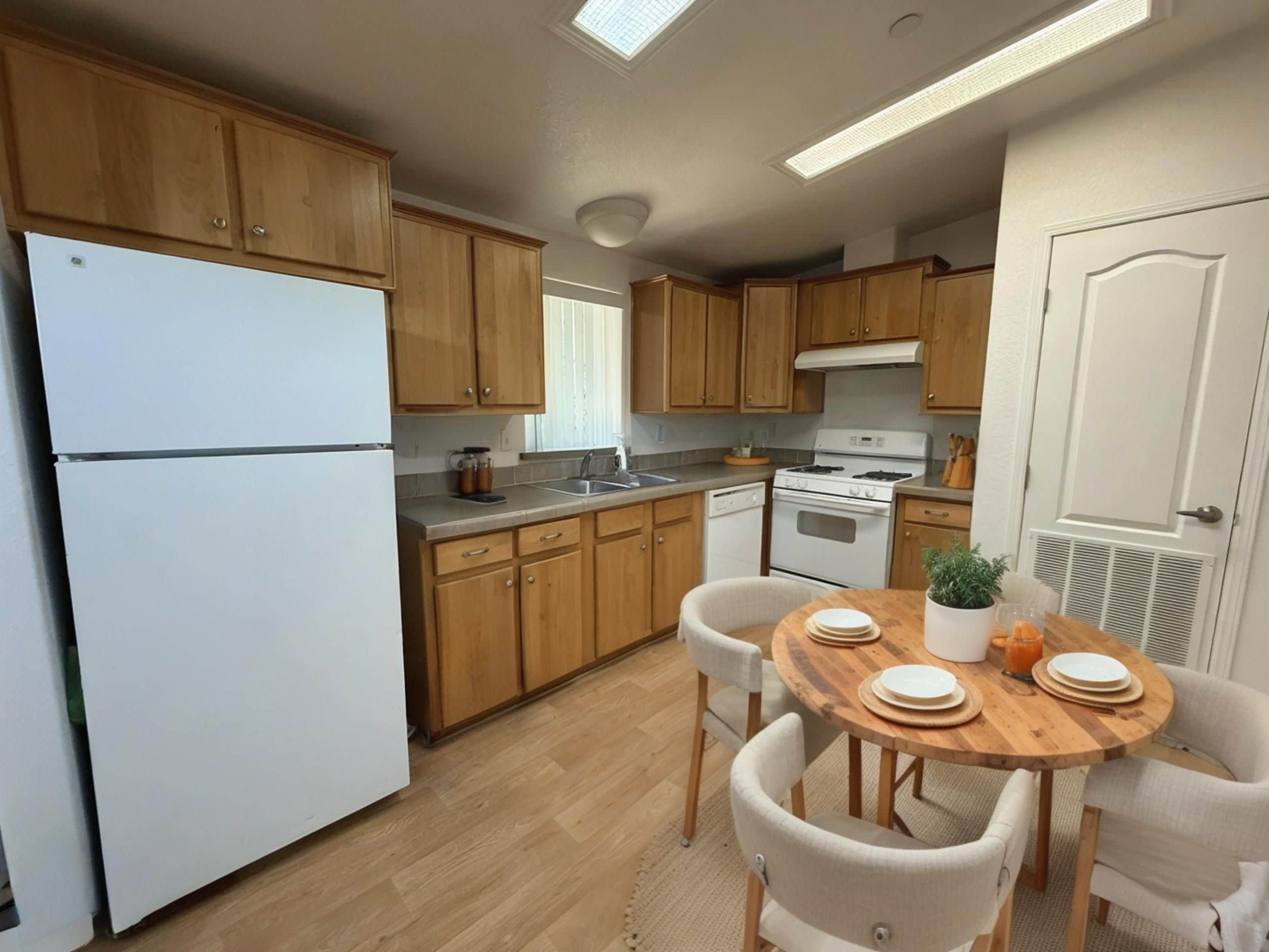  Kitchen & Dining Area 