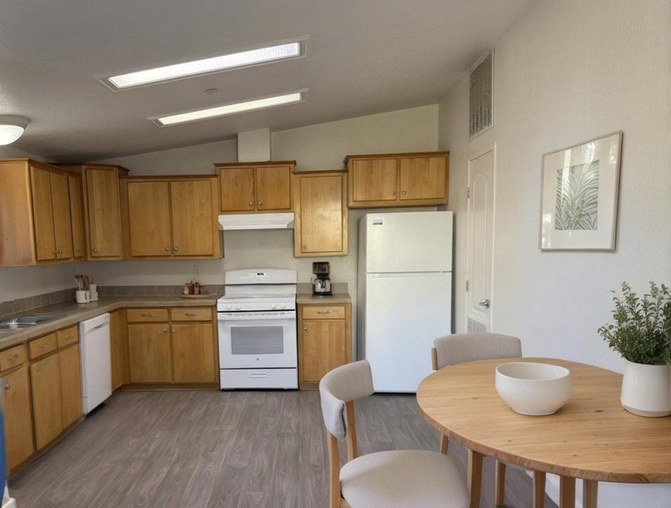  Kitchen & Dining Area 