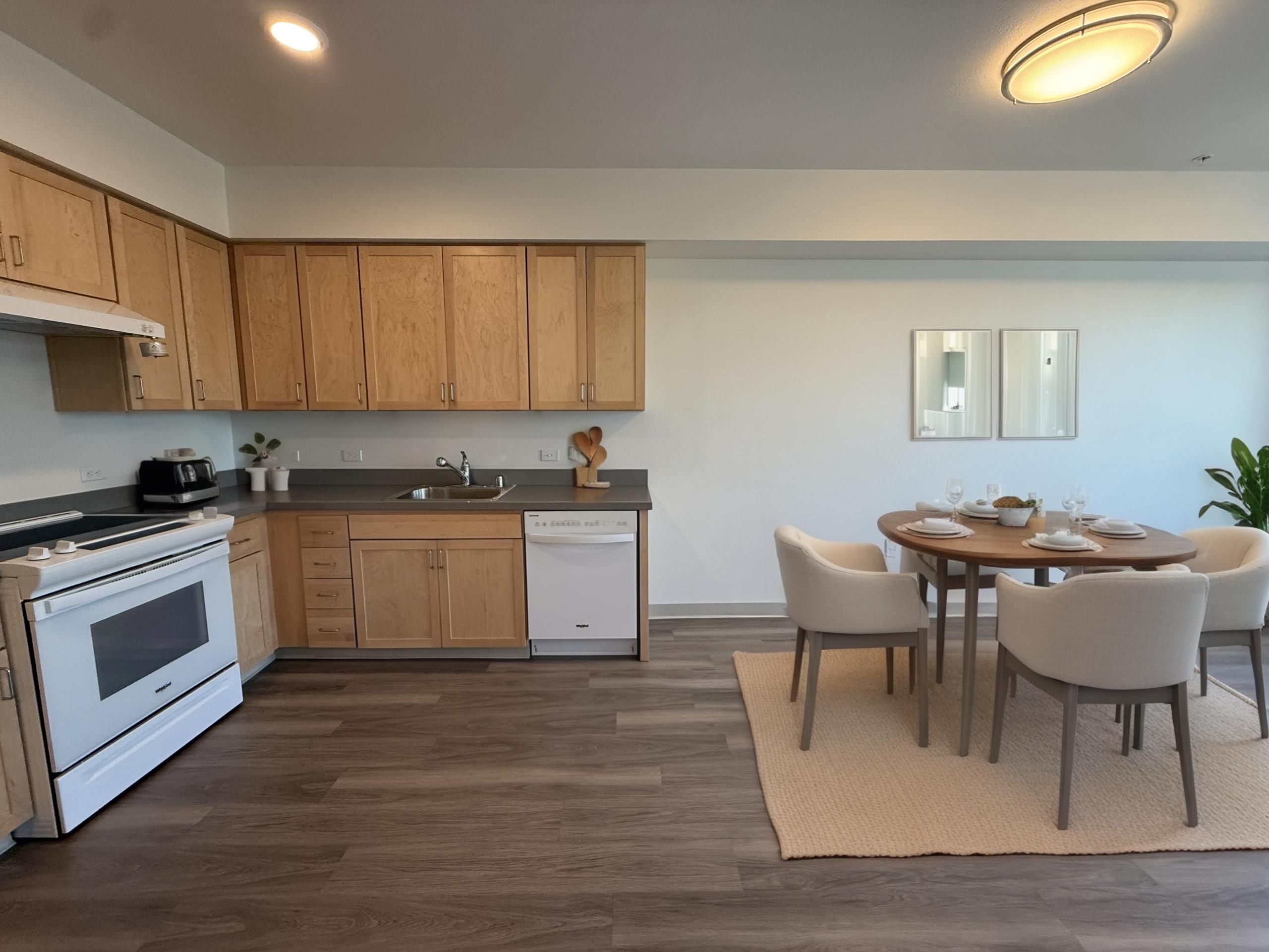  Kitchen & Dining Area 
