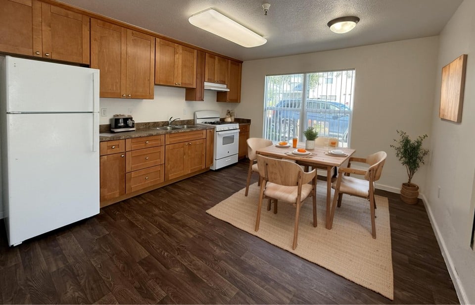 Kitchen & Dining Area 