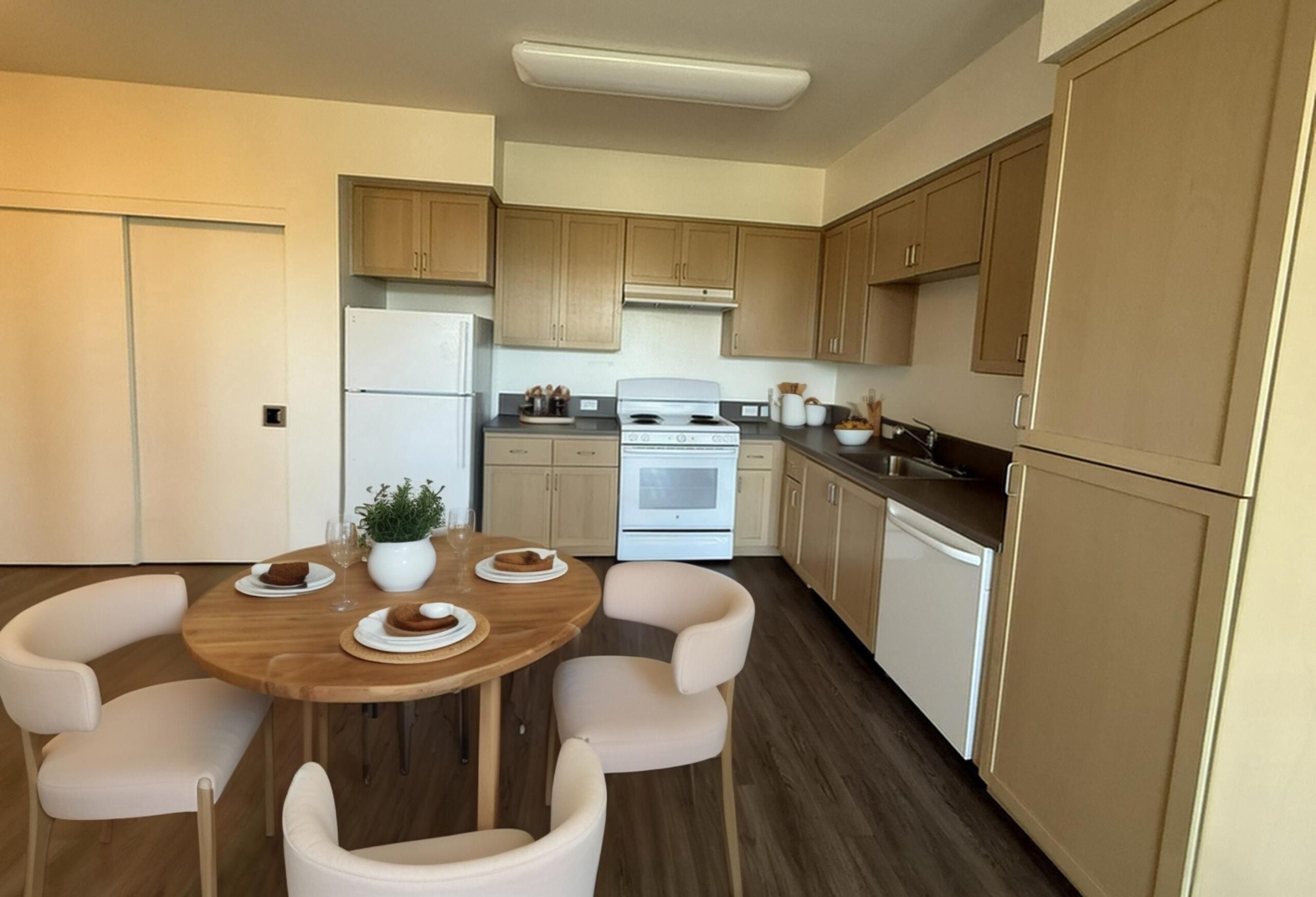  Kitchen & Dining Area 