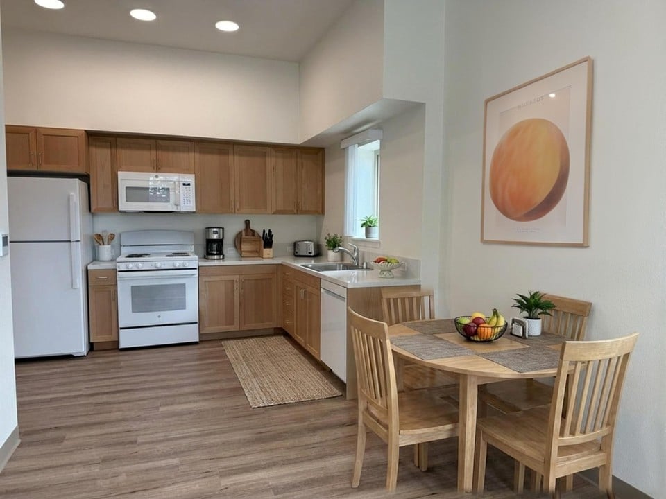  Kitchen & Dining Area 