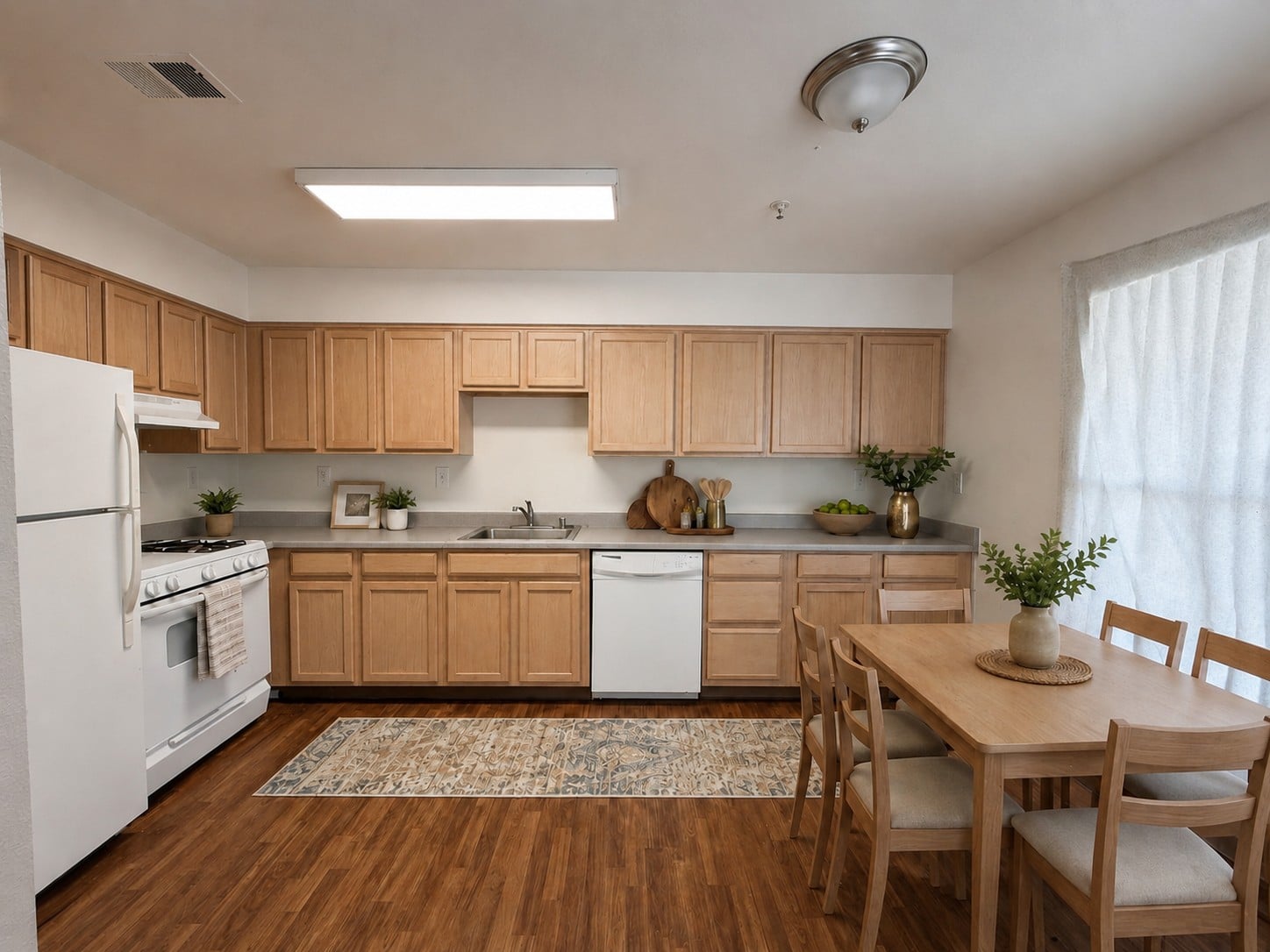  Kitchen & Dining Area